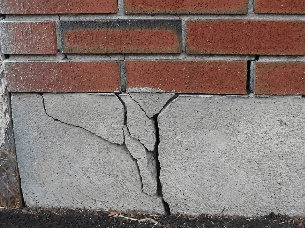Concrete foundation with serious structural damage in Des Moines, IA